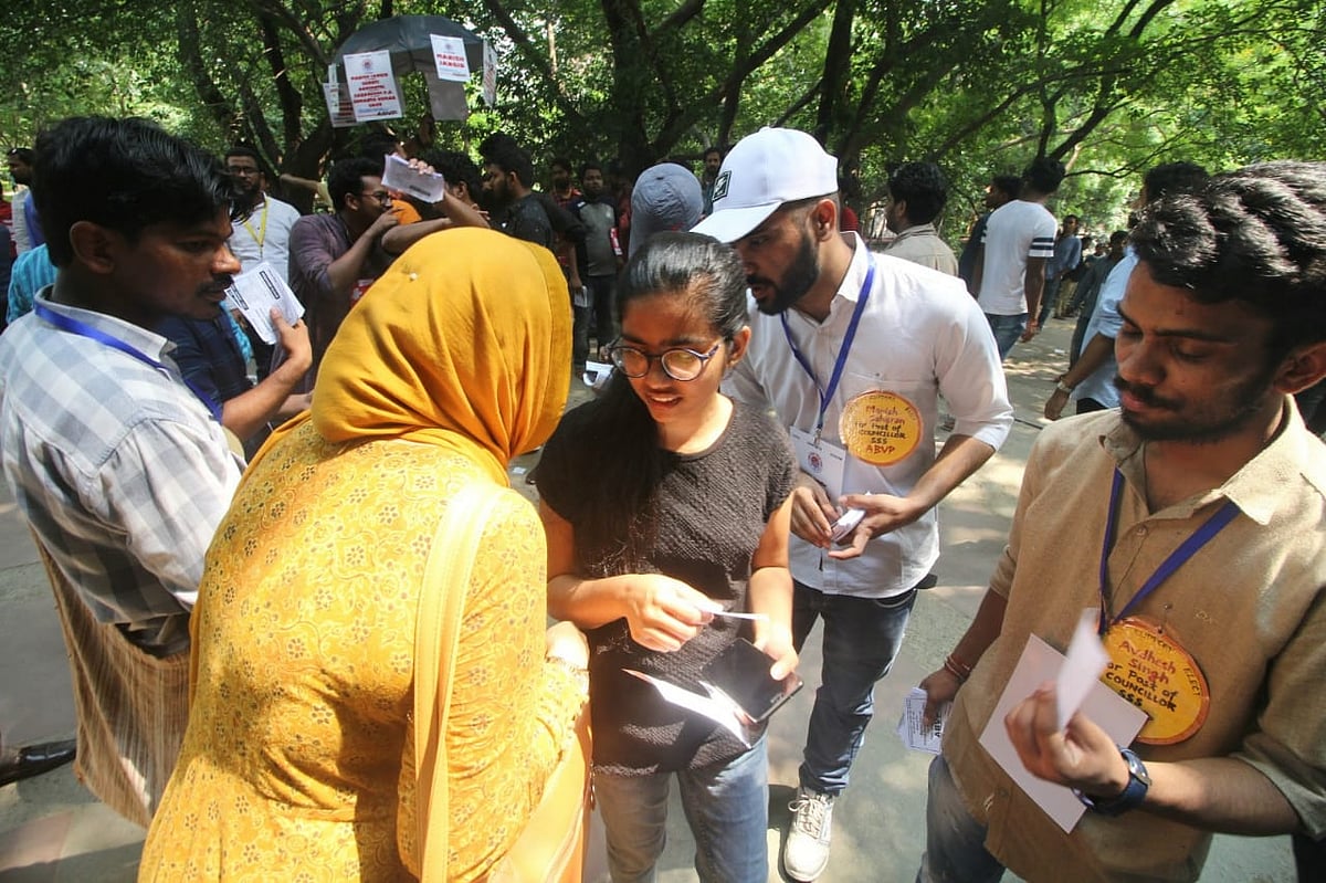 बड़ी खबर LIVE: चंद्रयान-2 का इसरो कंट्रोल रूम से संपर्क टूटा, पीएम ने वैज्ञानिकों से कहा- उतार-चढ़ाव जीवन का अंग