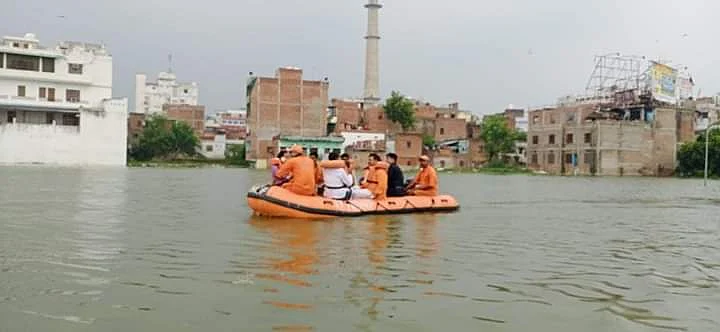 पीएम मोदी का संसदीय क्षेत्र बाढ़ की चपेट में, सैकड़ों गांव पानी में डूबे, लेकिन सरकार जश्न मनाने में मस्त!