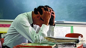 आर्थिक मंदी: लगातार जा रही नौकरियों से मानसिक तनाव में बड़ी कंपनियों के अधिकारी, लक्ष्य पूरा करने का है दबाव