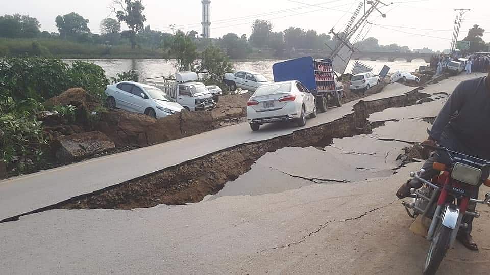 तस्वीरों में देखें पाकिस्तान में भूकंप से भारी तबाही, सड़कों में दरारें, घर जमींदोज, दिल्ली-एनसीआर में भी लगे झटके