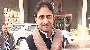 सरकार के दावों पर श्रीनगर के मेयर बोले- सड़कों पर लाशें न होने का मतलब ये नहीं कि कश्मीर में सब कुछ ठीक है