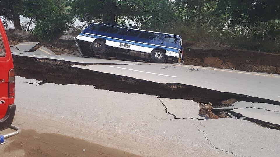 तस्वीरों में देखें पाकिस्तान में भूकंप से भारी तबाही, सड़कों में दरारें, घर जमींदोज, दिल्ली-एनसीआर में भी लगे झटके