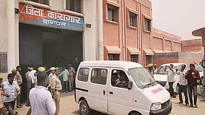 उत्तर प्रदेश: जेल से वीडियो कॉल के जरिए अपराधी कर रहे जुर्म का कारोबार, अधिकारी अनजान