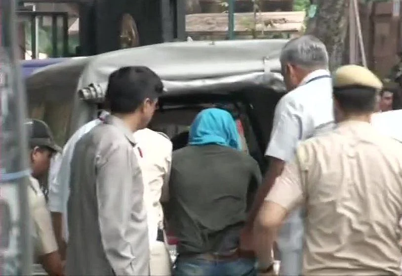 संसद भवन में चाकू लेकर घुसने की कोशिश कर रहा युवक पकड़ा गया, सामने आई तस्वीरें