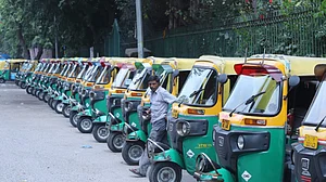 दिल्ली-एनसीआर में यातायात नियम के खिलाफ चक्काजाम, सड़कों से ऑटो-कैब गायब, तस्वीरों में देखें लोगों का हाल