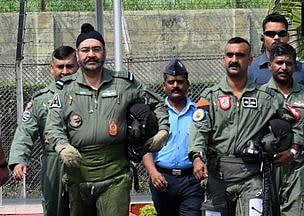 पाक को धूल चटाने वाले अभिनंदन कॉकपिट में लौटे, एयर चीफ मार्शल बीएस धनोआ के साथ उड़ाया मिग-21, देखिए वीडियो