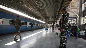 रेलवे को निजी हाथों में सौंपने जा रही है मोदी सरकार! इन बड़े रेल मार्गों पर प्राइवेट कंपनियां चलाएंगी ट्रेनें