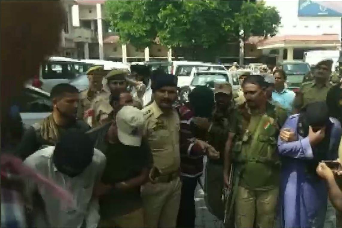 नवजीवन बुलेटिन: जम्मू-कश्मीर में सुरक्षाबलों की गिरफ्त में 4 आतंकी और असम में बस-टेंपो की टक्कर में 10 लोगों की मौत