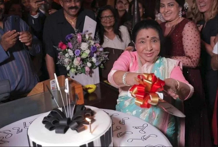 सिनेजीवन: प्रियंका की वजह से निक की आंखों में आए आंसू और आशा भोसले ने दुबई में मनाया 86वां जन्मदिन