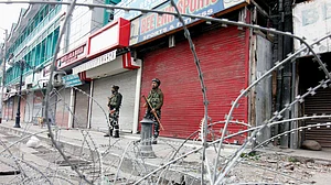 कश्मीर: पाबंदियों के चलते 3 माह में कारोबार को 10 हजार करोड़ का नुकसान, 50,000 लोगों के रोजगार छिने