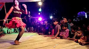 बिहार में बार बालाओं के डांस के दौरान मस्ती में पिस्तौल लहराने लगे ऑन ड्यूटी एएसआई, वीडियो वायरल