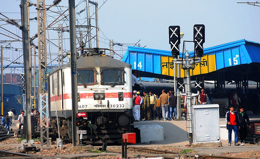 ‘रेल फॉर सेल’:  माल सरकार का, मुनाफा उद्योगपतियों का, और आम यात्री दूसरे दर्जे के