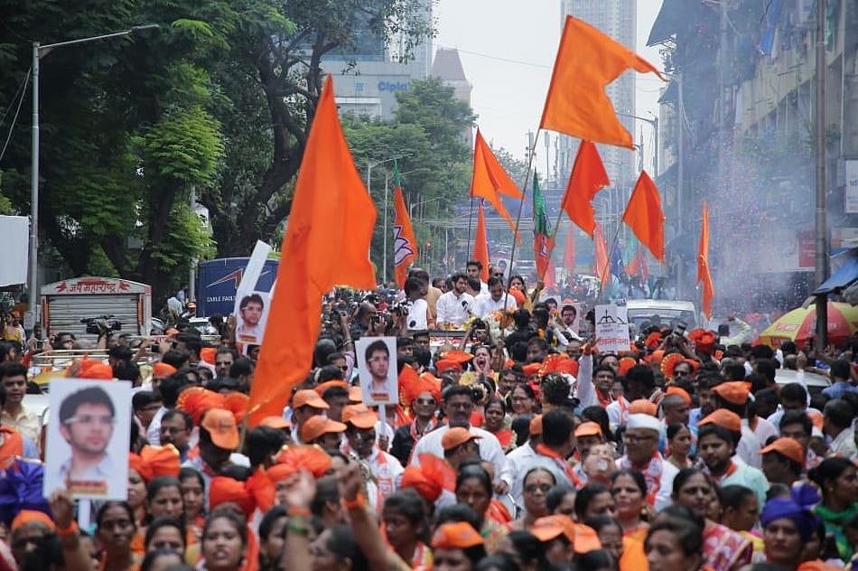 मुंबई: ठाकरे परिवार से पहली बार चुनाव लड़ने जा रहे आदित्य ने भरा पर्चा, भव्य रोड शो के जरिए किया शक्ति प्रदर्शन