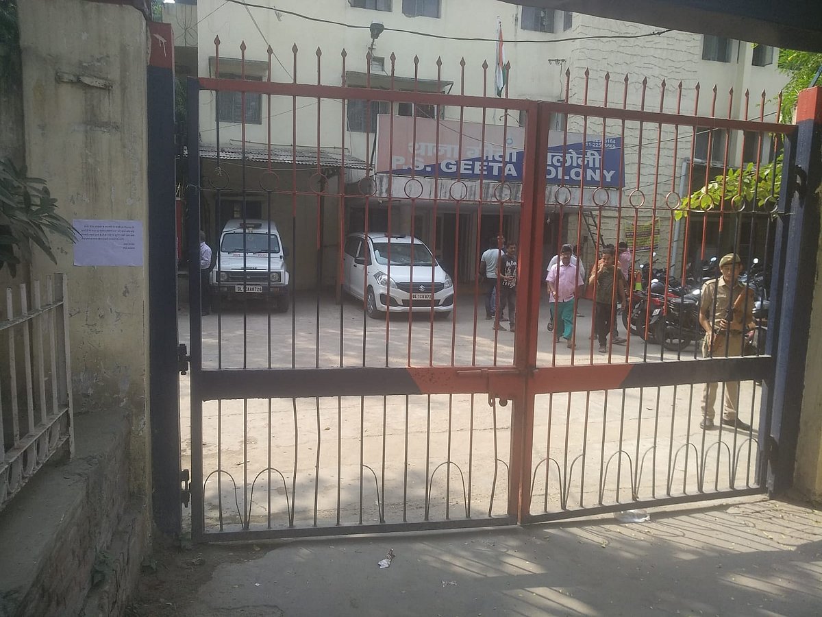 दिल्ली के 200 से ज्यादा थानों पर आतंकी हमले की खबर से हड़कंप, गेट पर लगे ताले, ये है संवेदनशील थानों की लिस्ट