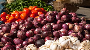 आर्थिक मंदी के बाद महंगाई की मार, प्याज 60 रुपए किलो तो टमाटर 80 के पार