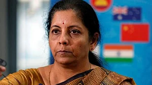 आर्थिक मंदी पर घर में घिरीं वित्त मंत्री सीतारमण, पति ने उठाए सवाल तो मचा बवाल, दो धड़ों में बंटा सोशल मीडिया