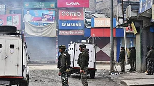 जम्मू-कश्मीर: अनंतनाग में डीसी ऑफिस पर आतंकियों का ग्रेनेड से हमला, 10 से ज्यादा लोग घायल, सर्च ऑपरेशन जारी