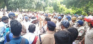 इलाहाबाद विश्वविद्यालयः छात्रसंघ की बहाली को लेकर छात्रों का हंगामा, पुलिस ने किया लाठीचार्ज, कई छात्र घायल