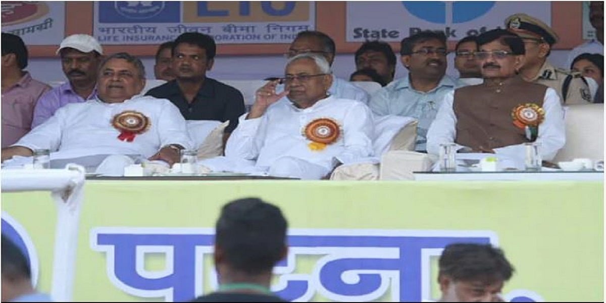  बिहारः पटना में रावण दहन में अकेले पड़ गए सीएम नीतीश, कार्यक्रम से नदारद रहे बीजेपी नेता  