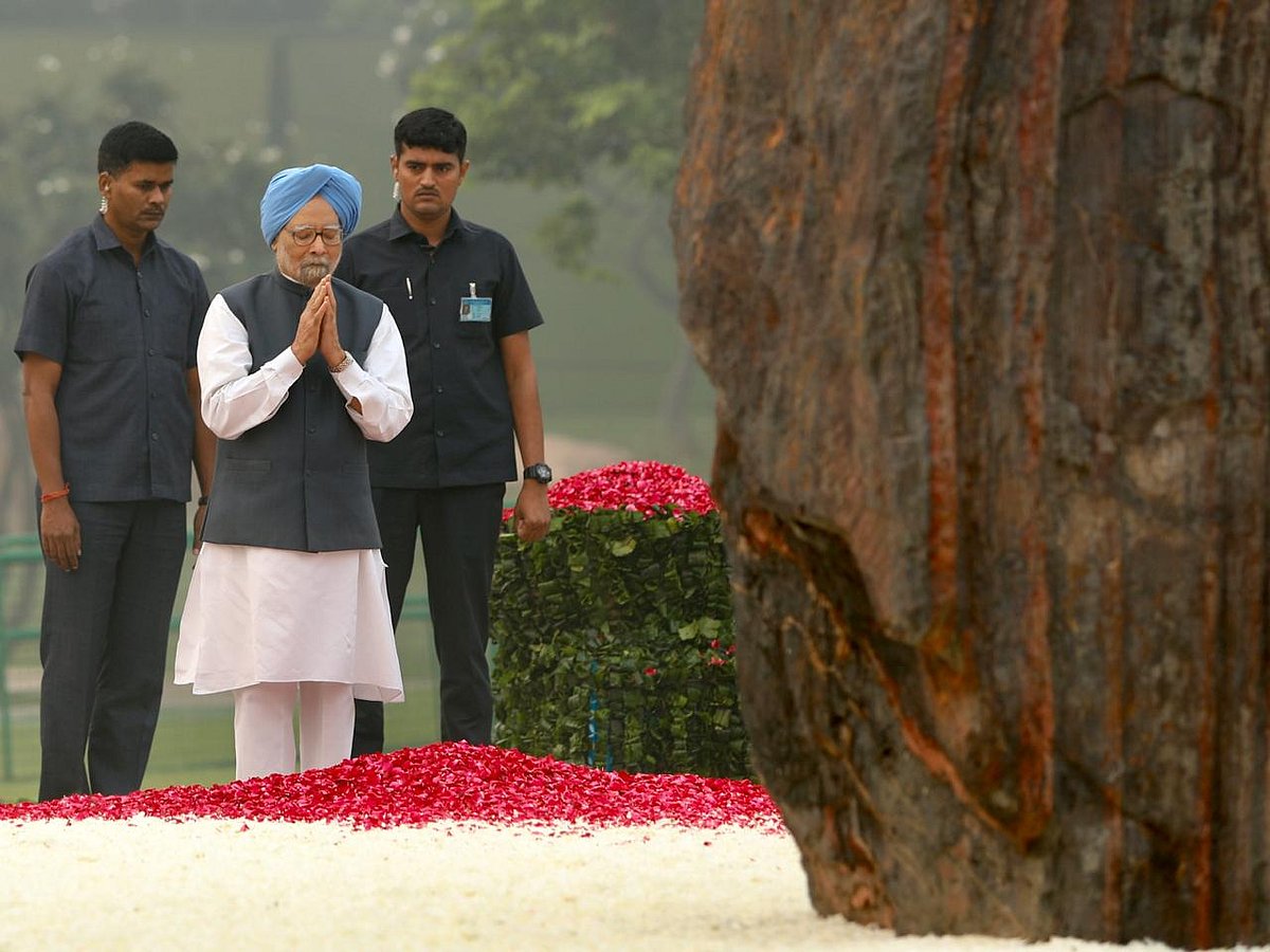 इंदिरा गांधी की पुण्यतिथि: सोनिया, मनमोहन ने दी श्रद्धांजलि, राहुल बोले- दादी के निडर फैसले करते हैं मार्गदर्शन