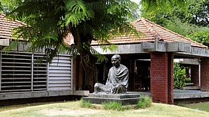साबरमती आश्रम समेत कई ट्रस्टों की जमीन कब्जाने की कोशिश में सरकार, गांधीवादी सकते में