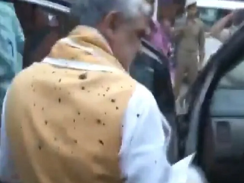 पटना में डेंगू के मरीजों का हाल जानने पहुंचे मोदी के मंत्री पर फेंकी गई स्याही, जलभराव, बीमारियों से लोग नाराज