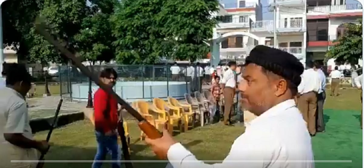 वीडियो: यूपी के सीतापुर में RSS के स्वयंसेवकों ने खुलेआम की फायरिंग, कार्यक्रम के दौरान कई छोटे-छोटे बच्चे थे मौजूद