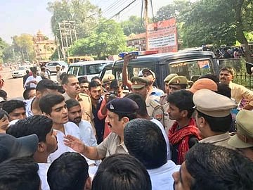 इलाहाबाद विश्वविद्यालयः छात्रसंघ की बहाली को लेकर छात्रों का हंगामा, पुलिस ने किया लाठीचार्ज, कई छात्र घायल