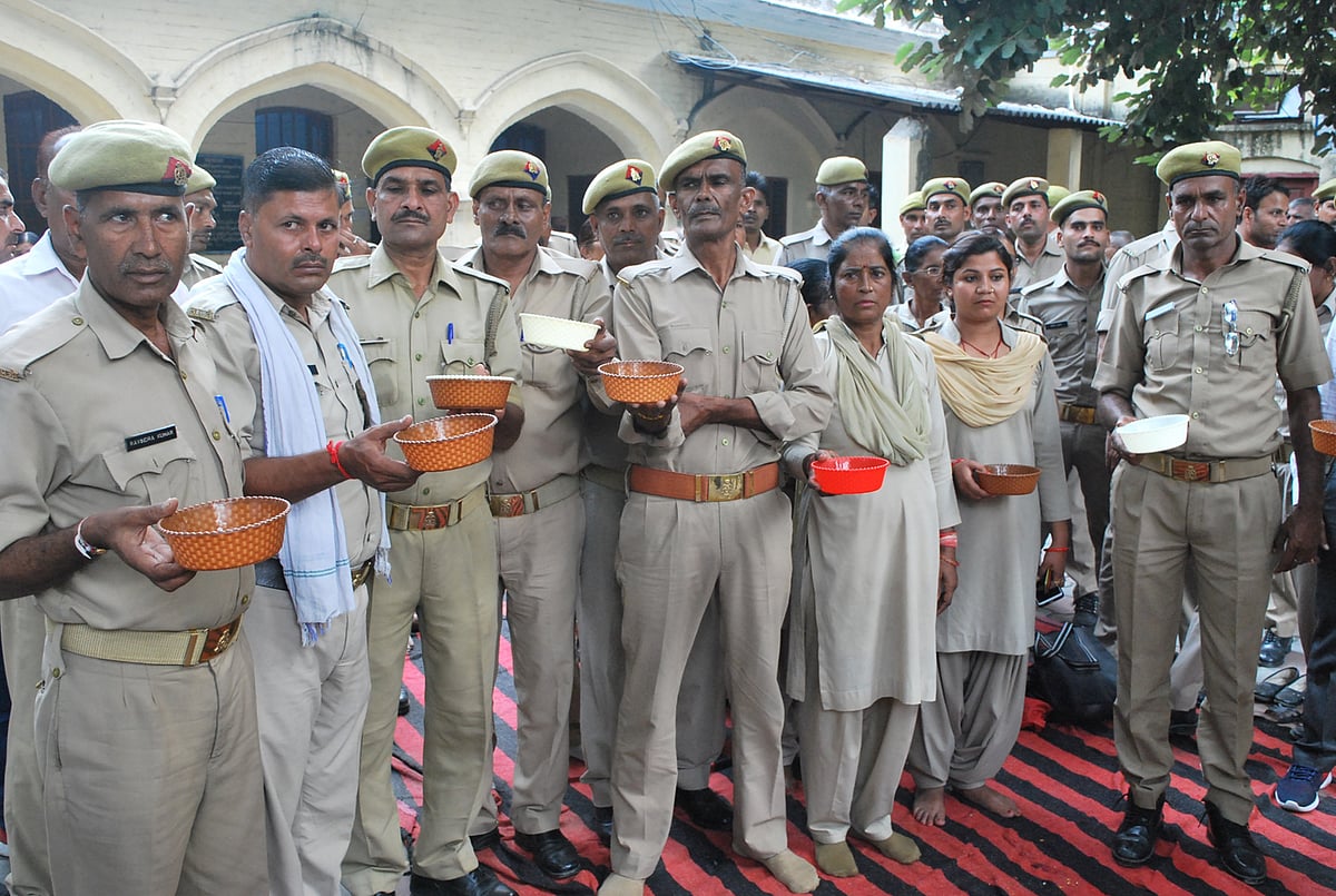  योगी सरकार के 25 हजार होमगार्ड हटाने के फैसले के बाद ‘भीख मांगते’ दिखे जवान, कई जिलों में किया प्रदर्शन 