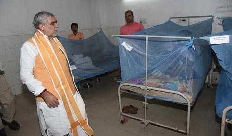 पटना में डेंगू के मरीजों का हाल जानने पहुंचे मोदी के मंत्री पर फेंकी गई स्याही, जलभराव, बीमारियों से लोग नाराज