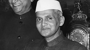 जन्मदिन विशेष: लाल बहादुर शास्त्री ने बापू के पदचिन्हों पर चलकर भारत निर्माण में निभाई थी बड़ी भूमिका