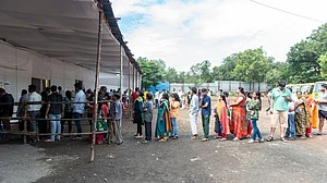 सतारा में ईवीएम का कोई भी बटन दबाने पर बीजेपी को जा रहा था वोट, चुनाव आयोग के अफसरों ने भी मानी गड़बड़ी