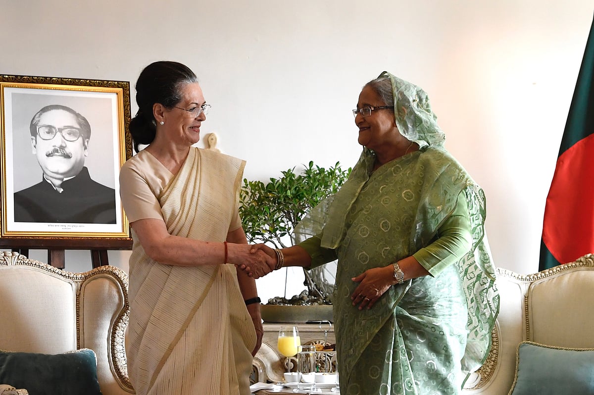 सोनिया गांधी ने स्वीकार किया बांग्लादेश आने का शेख हसीना का न्योता, गले मिलकर  भावुक हुईं प्रियंका