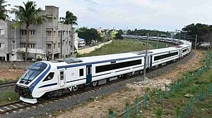 वैष्णो देवी की यात्रा करने वालों के लिए खुशखबरी, आज से नई दिल्ली और कटरा के बीच चलेगी वंदे भारत एक्सप्रेस