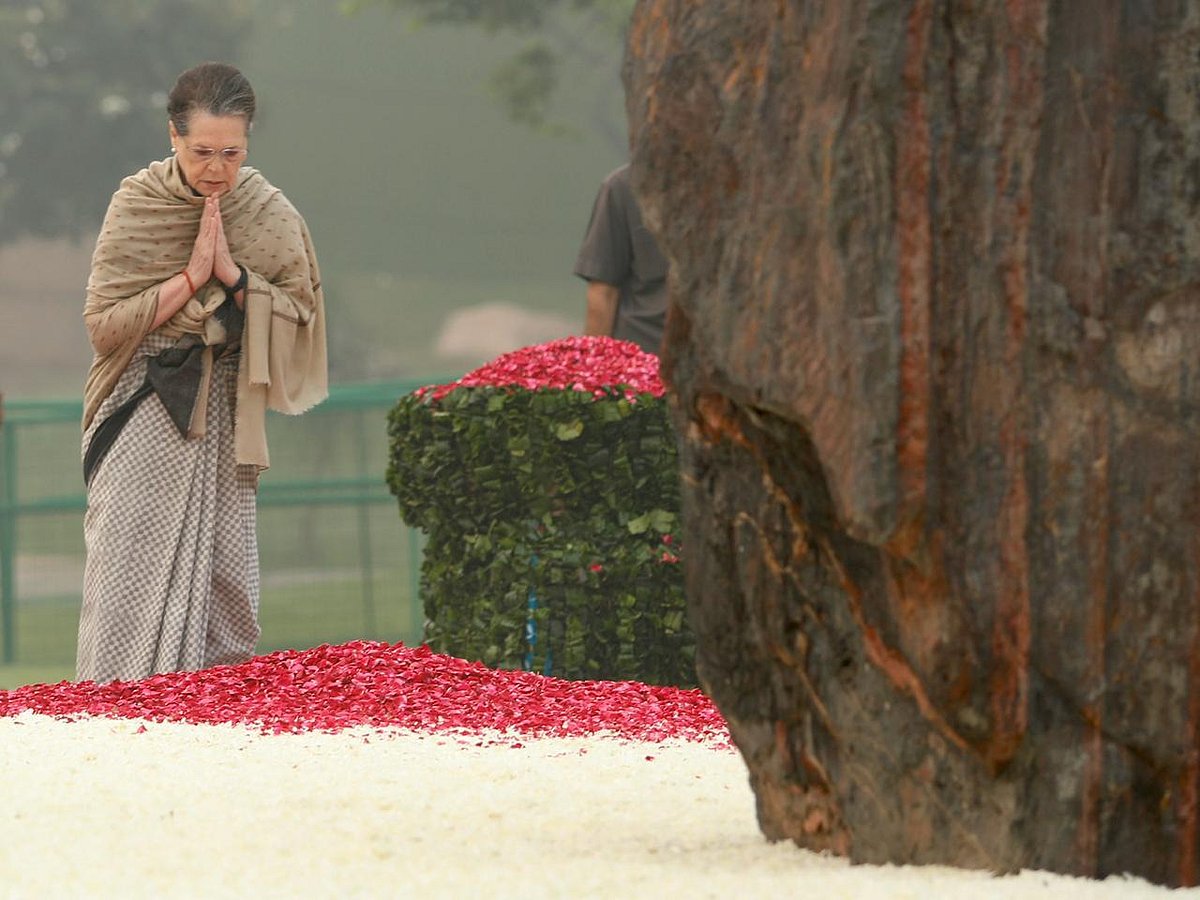 इंदिरा गांधी की पुण्यतिथि: सोनिया, मनमोहन ने दी श्रद्धांजलि, राहुल बोले- दादी के निडर फैसले करते हैं मार्गदर्शन