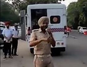 वीडियो: ‘बोलो तारा रा’ गाकर पंजाब पुलिस ने सिखाए ट्रैफिक नियम, सोशल मीडिया पर वायरल हुआ अनोखा तरीका 