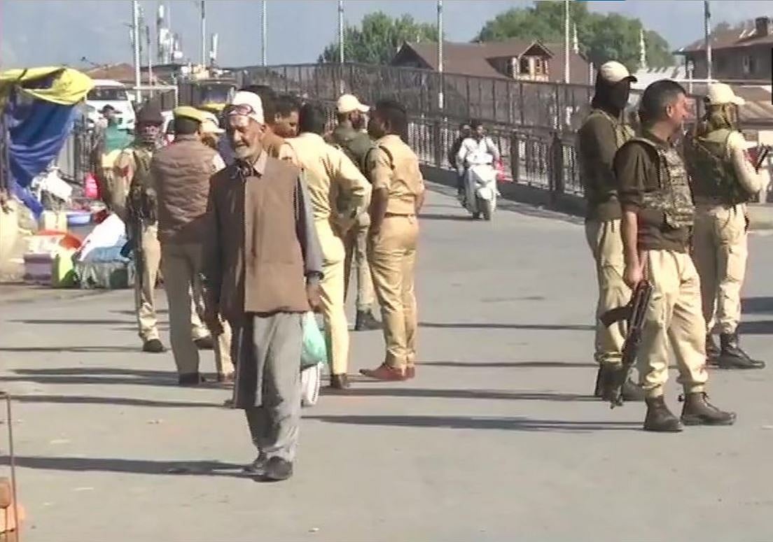 नवजीवन बुलेटिन: भारी सुरक्षा के बावजूद श्रीनगर में ग्रेनेड हमला, 11 लोग घायल और अलका लांबा ने थामा कांग्रेस का हाथ