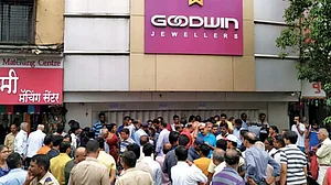 महाराष्ट्र में PMC के बाद एक और घोटाला? इस ज्वेलरी शोरूम के मालिक सभी ब्रांच बंदकर फरार, सड़क पर उतरे लोग