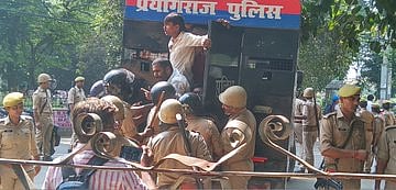 इलाहाबाद विश्वविद्यालयः छात्रसंघ की बहाली को लेकर छात्रों का हंगामा, पुलिस ने किया लाठीचार्ज, कई छात्र घायल