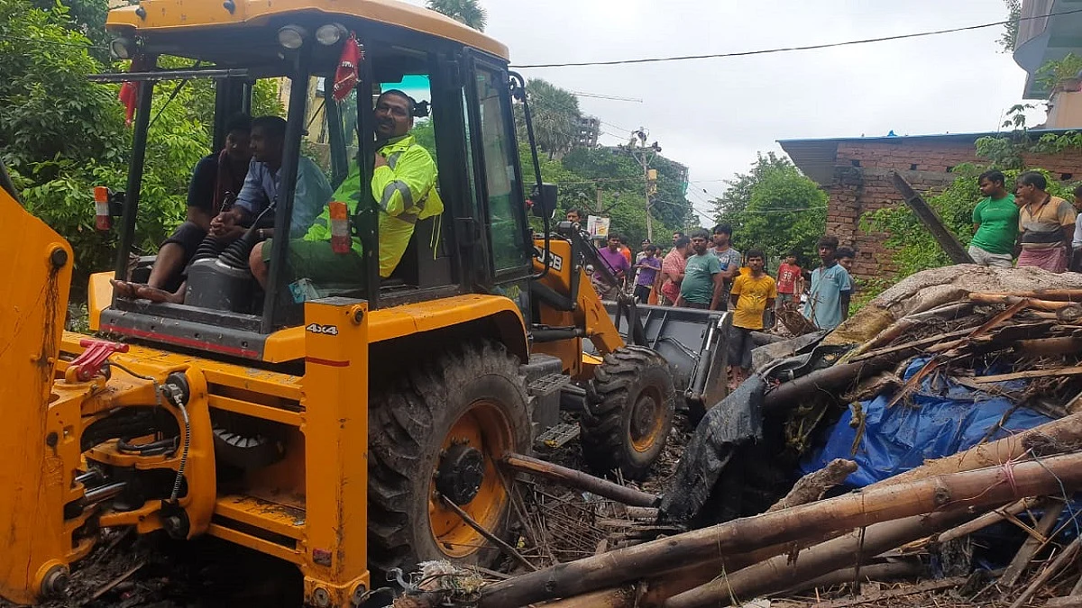बाढ़ से बेहाल पटना में नीतीश सरकार ने  झुग्गियों पर चलवा दिया बुलडोज़र, सैकड़ों झुग्गीवासी बेघर