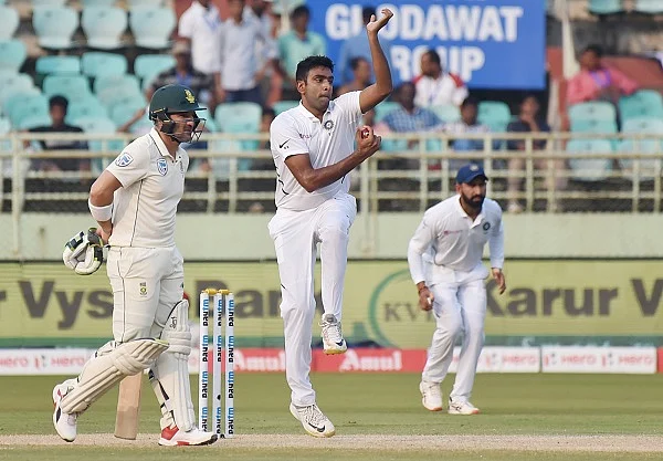 अश्विन ने रचा इतिहास, दुनिया के इस महान खिलाड़ी की बराबरी की, कोहली गेंदबाजी के हुए दीवाने, कही ये बड़ी बात