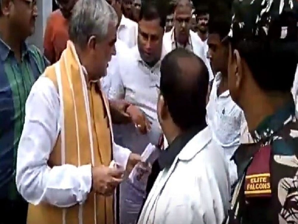 पटना में डेंगू के मरीजों का हाल जानने पहुंचे मोदी के मंत्री पर फेंकी गई स्याही, जलभराव, बीमारियों से लोग नाराज