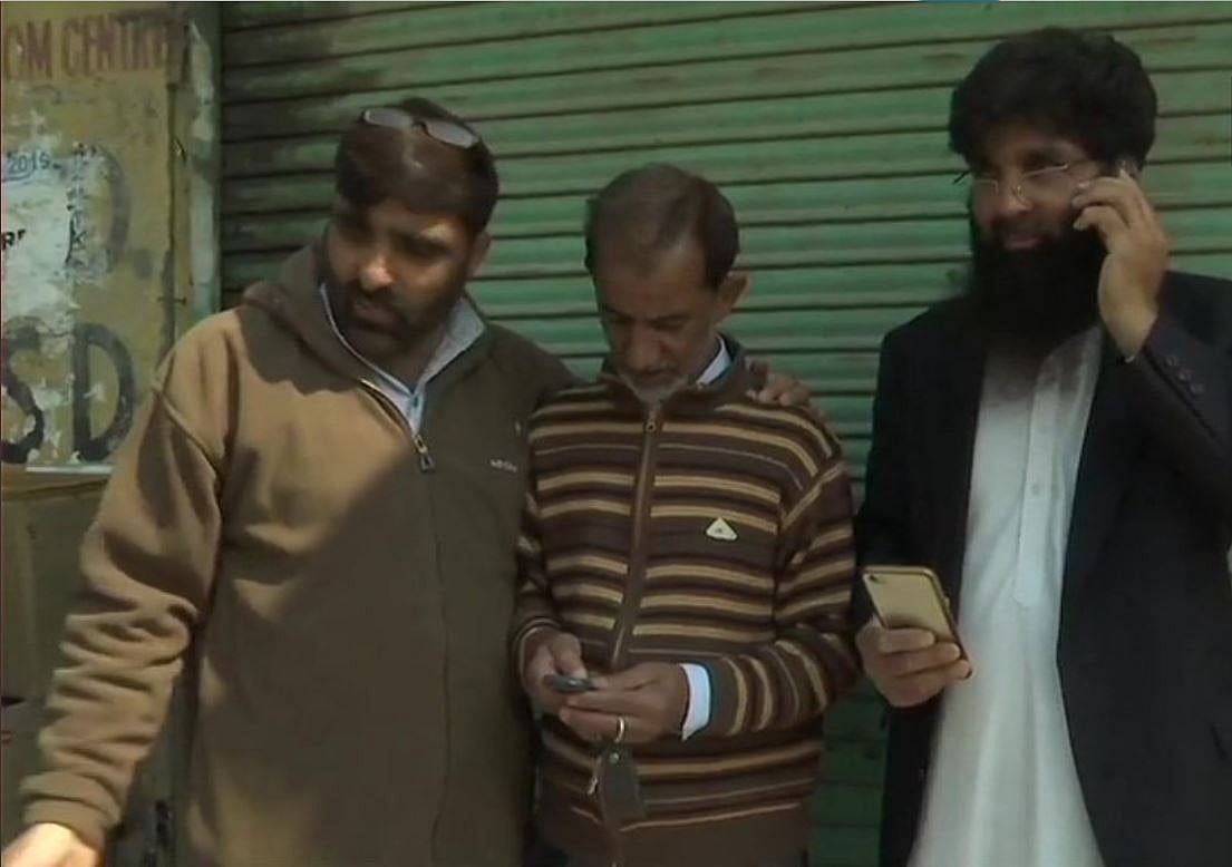 नवजीवन बुलेटिन: घाटी में पोस्टपेड फोन सेवाएं बहाल और सोनिया गांधी पर टिप्पणी को लेकर कांग्रेस का CM खट्टर पर निशाना