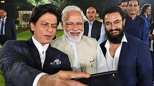 बड़ी खबर LIVE: प्रधानमंत्री आवास पर जुटीं बॉलीवुड हस्तियां, पीएम मोदी संग शाहरुख-आमिर ने ली सेल्फी