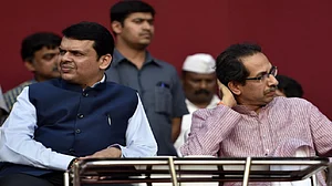महाराष्ट्र में बीजेपी की जिद से भड़की शिवसेना, लगाया मंत्रालय में आग लगाने और फाइलें गायब करने का आरोप