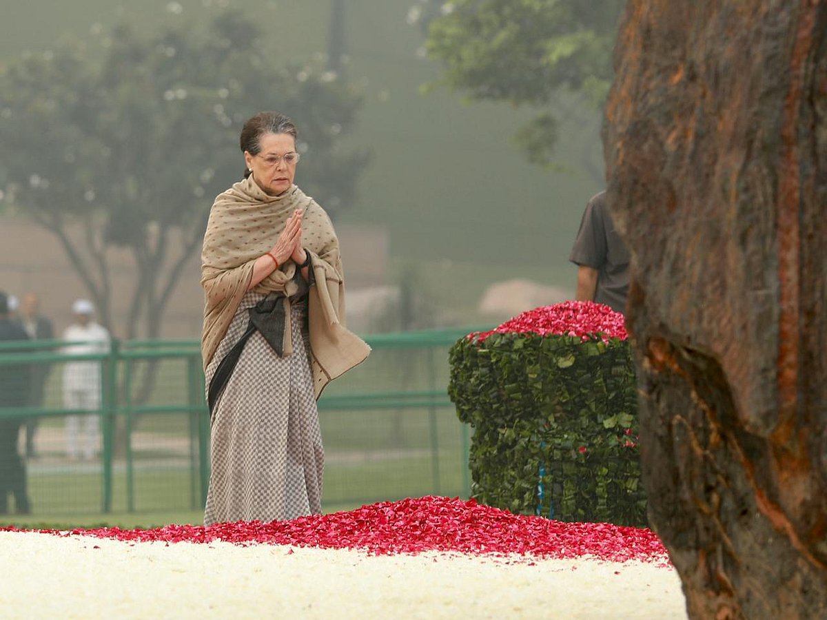 इंदिरा गांधी की पुण्यतिथि: सोनिया, मनमोहन ने दी श्रद्धांजलि, राहुल बोले- दादी के निडर फैसले करते हैं मार्गदर्शन