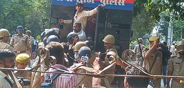 इलाहाबाद विश्वविद्यालयः छात्रसंघ की बहाली को लेकर छात्रों का हंगामा, पुलिस ने किया लाठीचार्ज, कई छात्र घायल