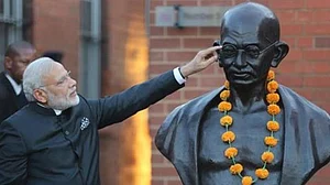 विष्णु नागर का व्यंग्यः ‘भारतपिता’ के राज में यह खलनायकों के नायक बनने का मौसम है