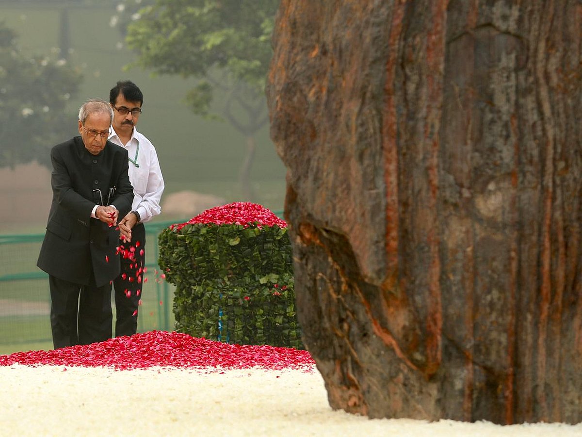 इंदिरा गांधी की पुण्यतिथि: सोनिया, मनमोहन ने दी श्रद्धांजलि, राहुल बोले- दादी के निडर फैसले करते हैं मार्गदर्शन