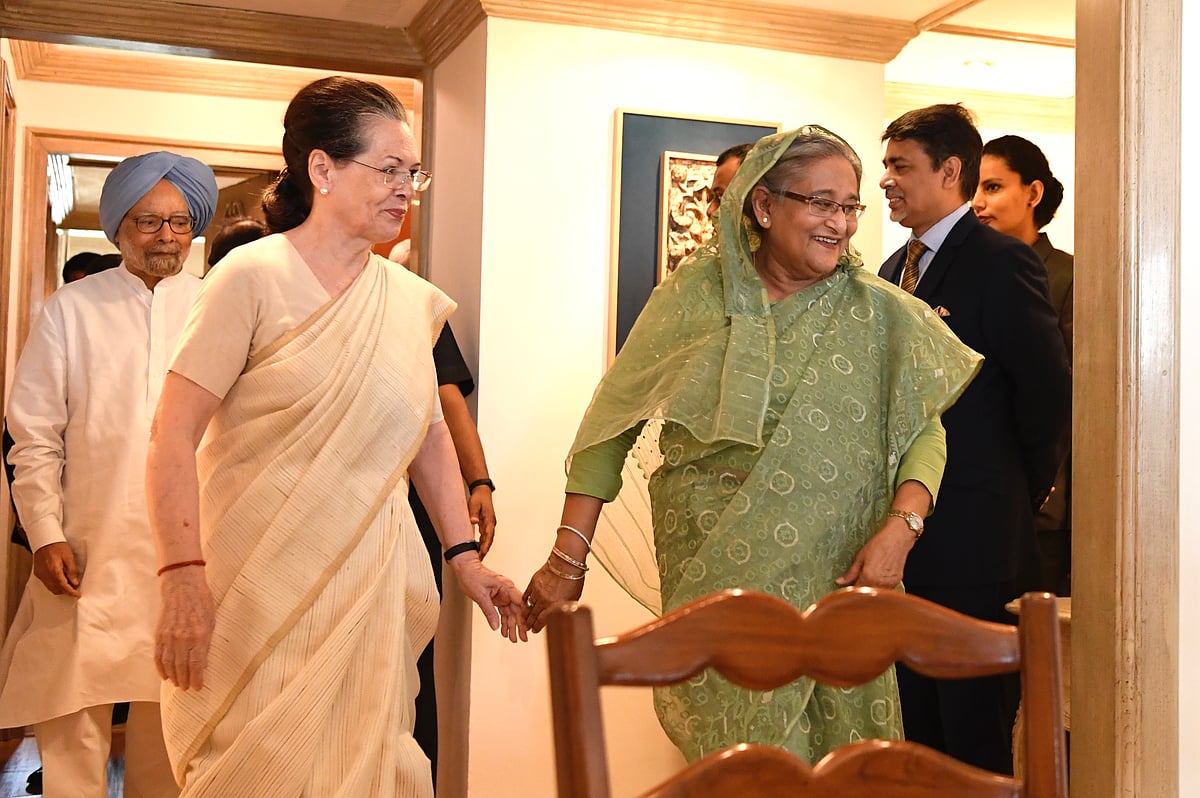 सोनिया गांधी ने स्वीकार किया बांग्लादेश आने का शेख हसीना का न्योता, गले मिलकर  भावुक हुईं प्रियंका